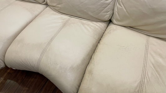 Ypatingai lengvai nuvalyta odinė sofa su dryžuota pirštine